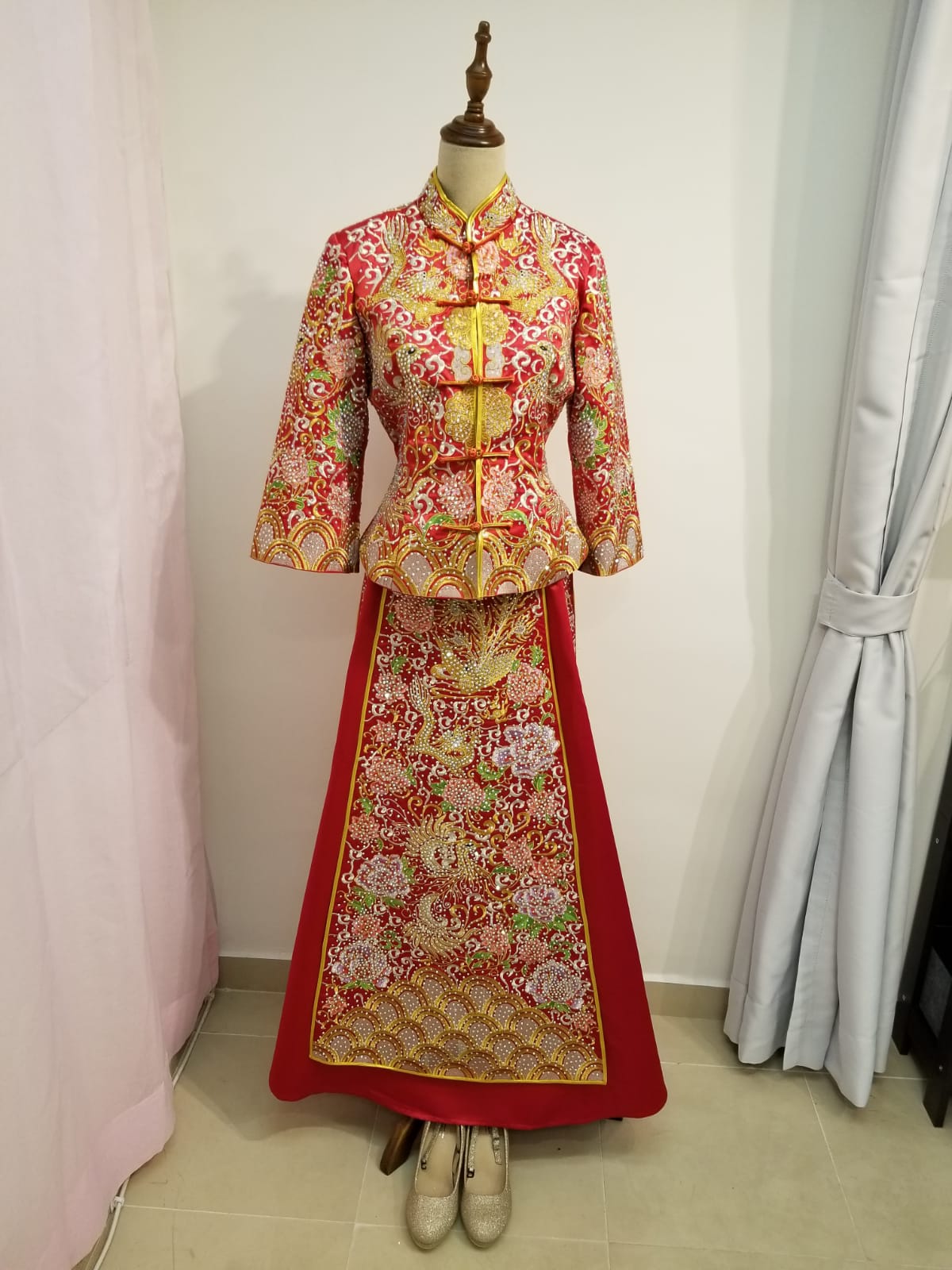 婚禮統籌師Queeny Ng之媒體報導: 新款龍鳳裙褂 (租 $2380/3天) 可以試身 售HK$4860-